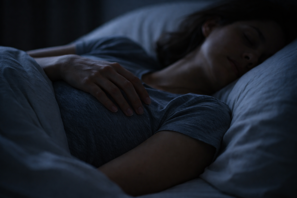 Người đang ngủ với tư thế yên tĩnh, biểu tượng cho cơ thể nghỉ ngơi nhưng hệ thần kinh vẫn hoạt động