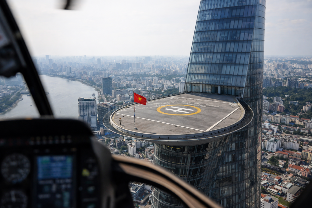 Seitlich auskragendes Helipad am Bitexco Financial Tower, deutlich sichtbar an der Gebäudefassade.