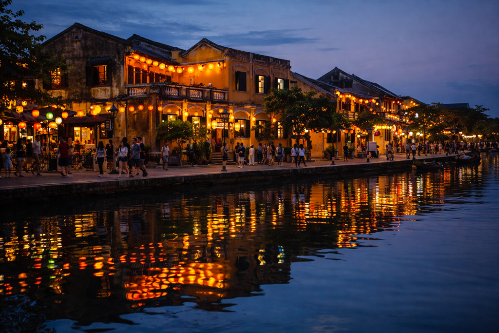 Altstadt von Hoi An bei Dämmerung mit leuchtenden Laternen und Spiegelung im Fluss.