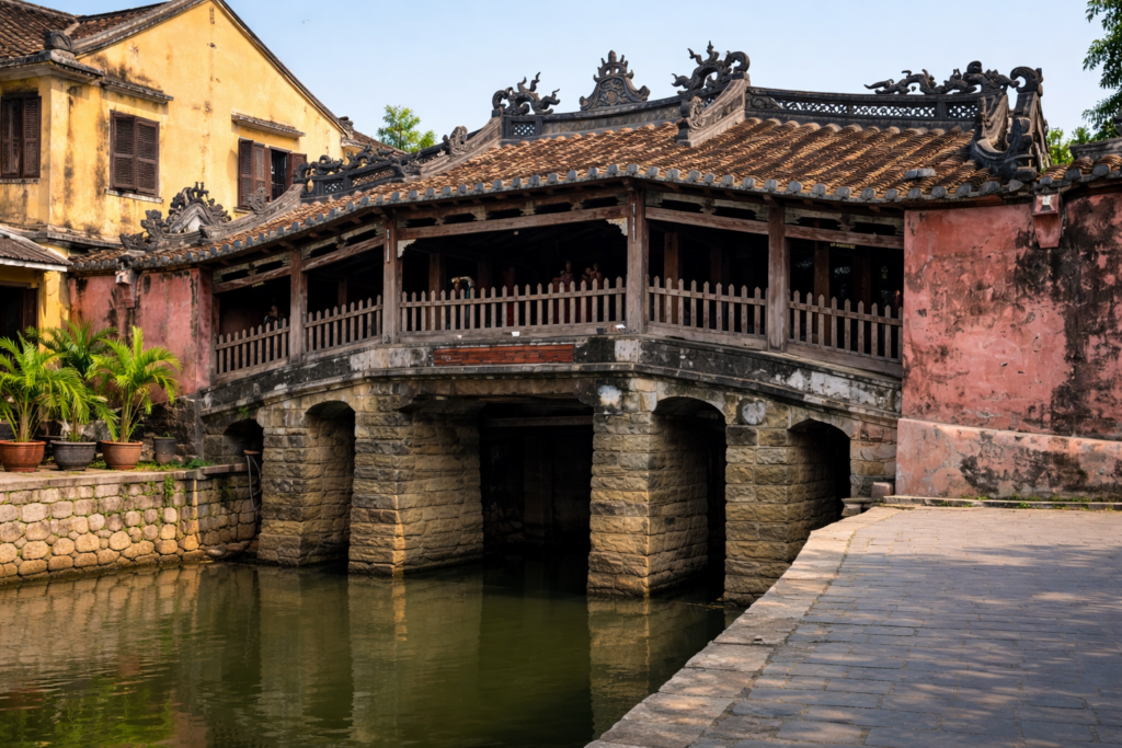 Detailansicht der Dachkonstruktion und Holzarchitektur der Japanischen Brücke in Hoi An