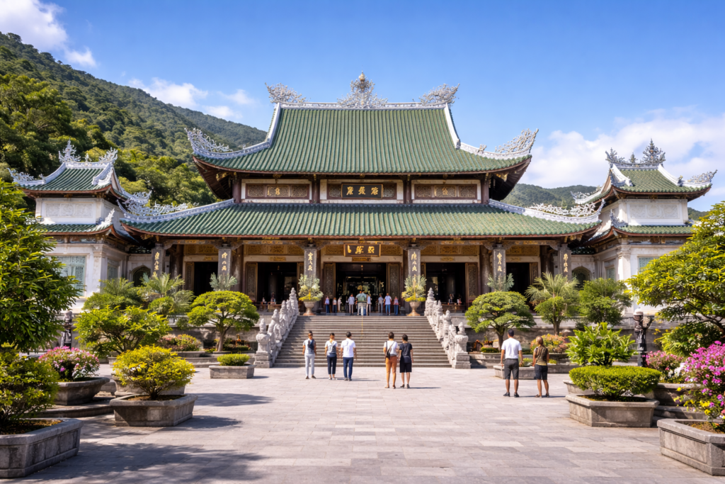 Haupttempelhalle der Linh-Ung-Pagode mit geschwungenem Dach und Vorplatz.
