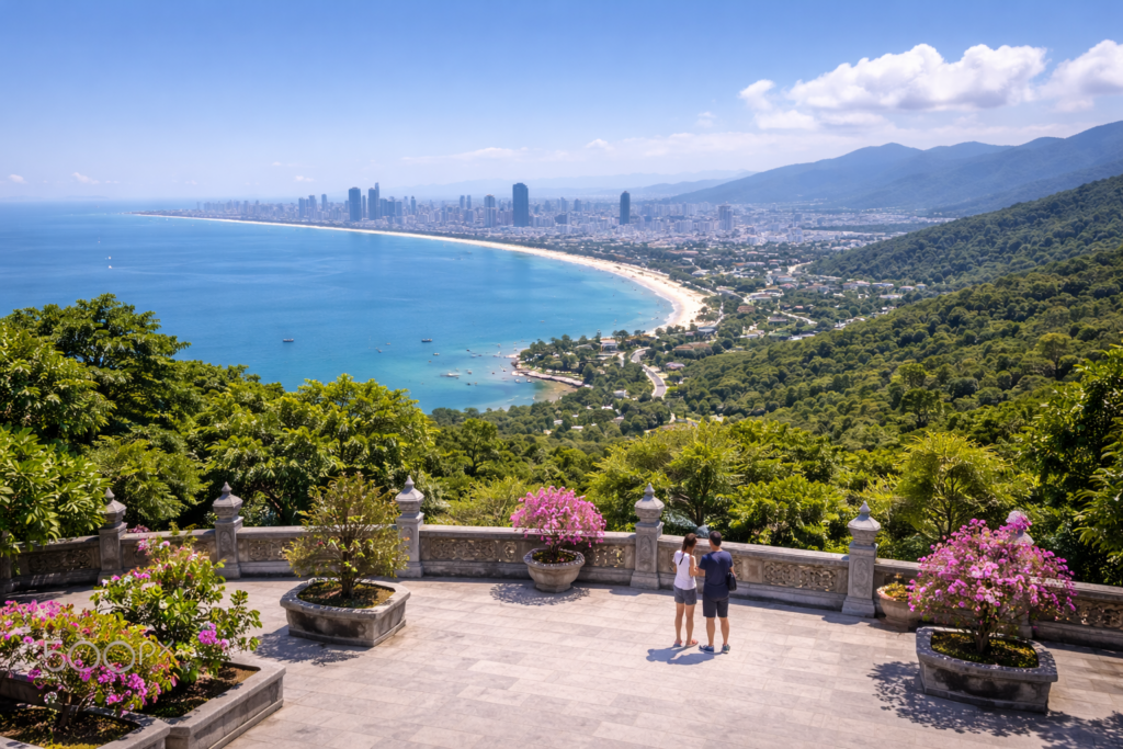 Panoramablick von der Linh-Ung-Pagode über Meer und Küste von Đà Nẵng.