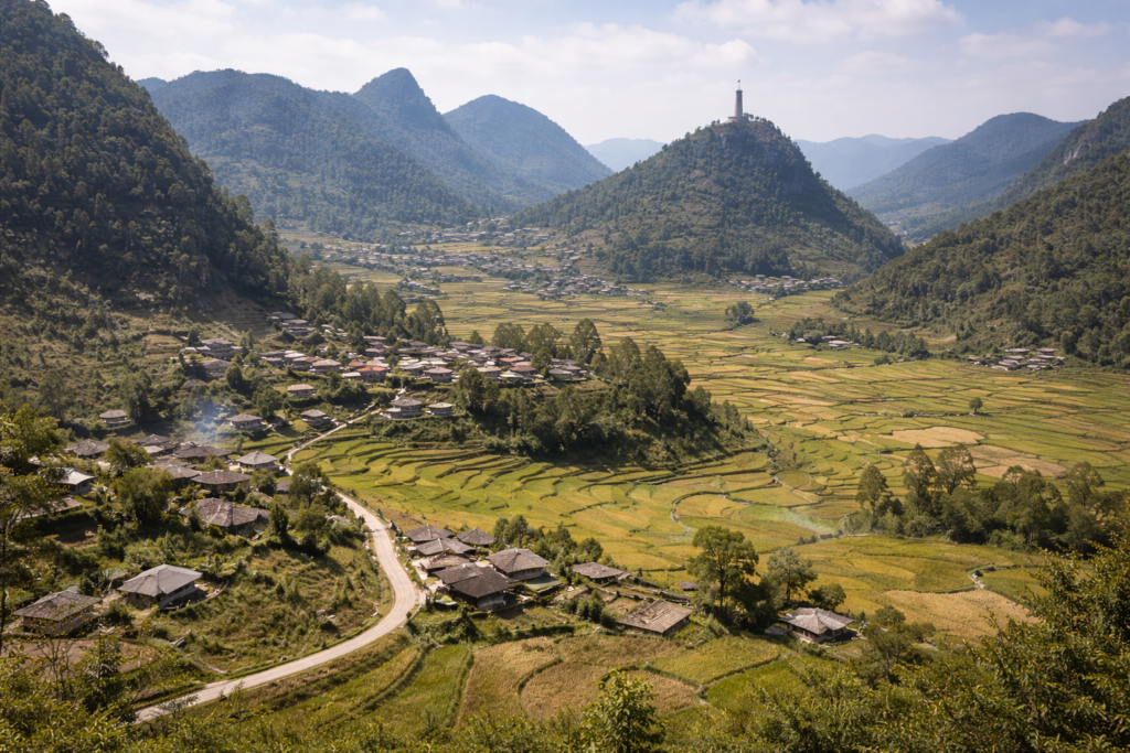 Landschaft und Dörfer rund um den Hügel von Lũng Cú im Hochland
