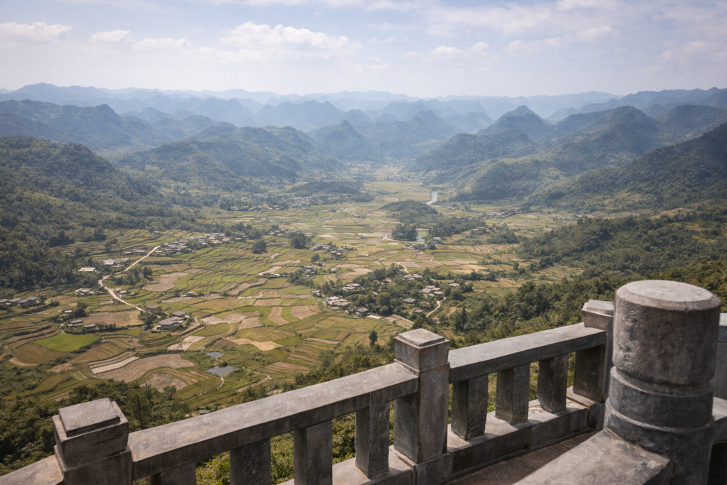 Blick vom Lũng-Cú-Flaggenturm über das Hochland von Hà Giang