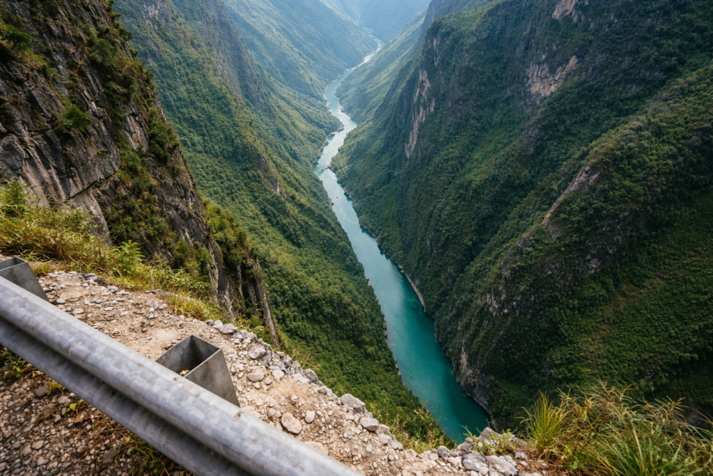 Ma-Pi-Leng-Pass: Blick von der Passstraße in die Schlucht des Nho-Quế-Flusses.