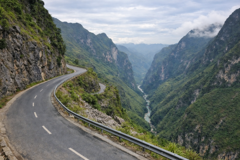 Passstraße am Ma-Pi-Leng-Pass mit Blick in das tiefe Karsttal in Nordvietnam.