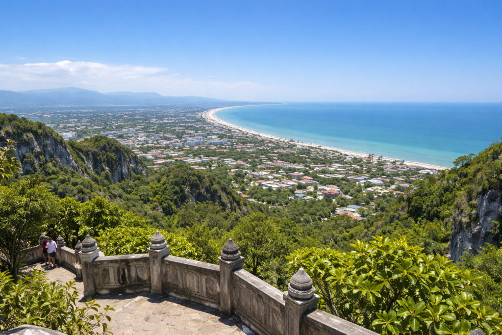 Blick von den Marble Mountains über Đà Nẵng bis zum Meer bei klarem Tageslicht.