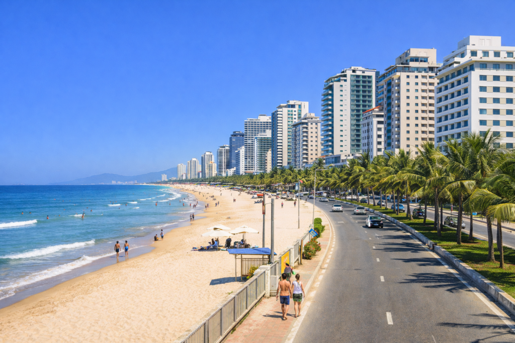 Promenade und Hotels am My-Khe-Strand in Đà Nẵng entlang der Küstenstraße Võ Nguyên Giáp.