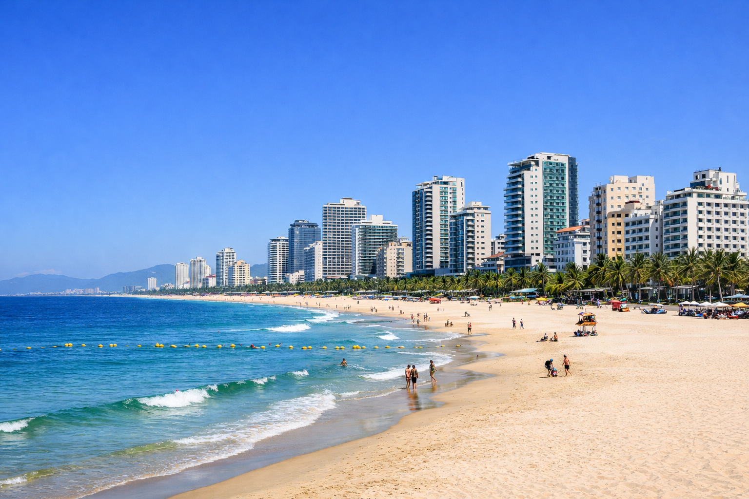 My-Khe-Strand in Đà Nẵng bei klarer Mittagssonne mit hellem Sand, sanften Wellen und modernen Hotels entlang der Küste.
