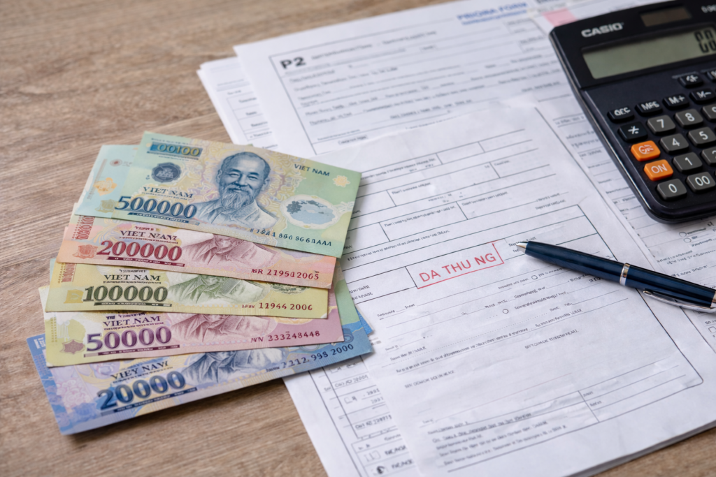 Auswandern nach Vietnam: Vietnamesische Banknoten und Dokumente auf einem Tisch