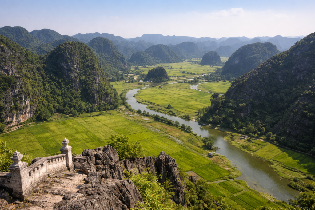 Blick von der Mua Cave über Reisfelder und Karstlandschaft bei Tam Coc in Ninh Binh