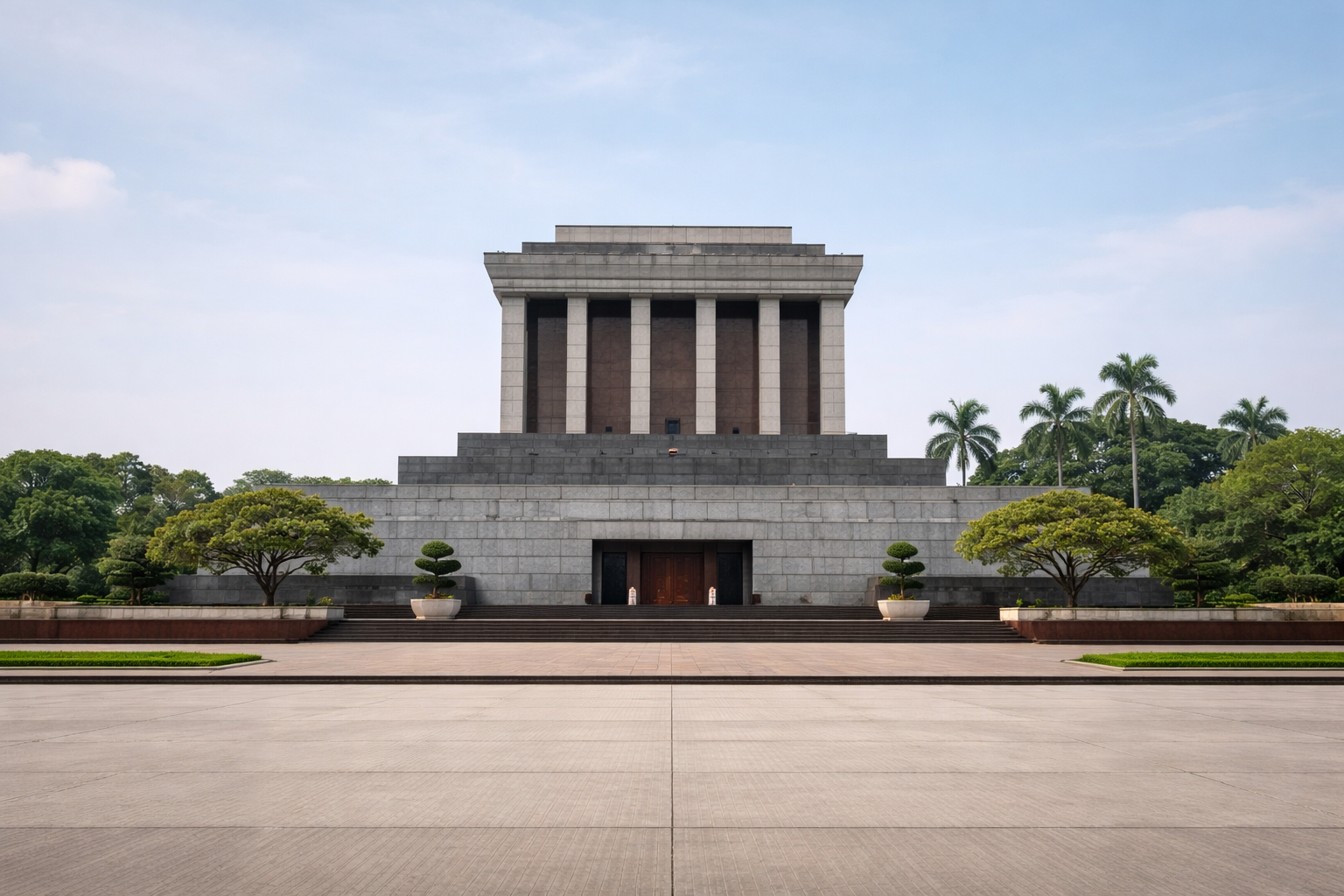Ho-Chi-Minh-Mausoleum in Hanoi am Ba-Đình-Platz mit monumentaler Architektur