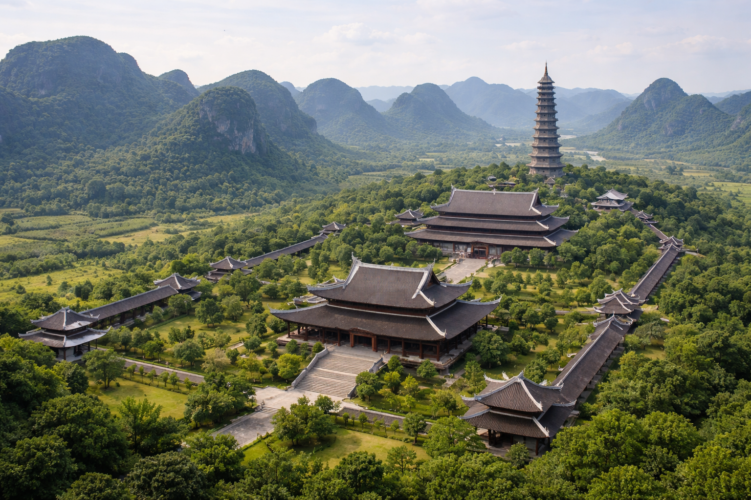 Pagodenanlage Bai Dinh in der Provinz Ninh Binh mit traditionellen Dachformen und Karstlandschaft im Hintergrund