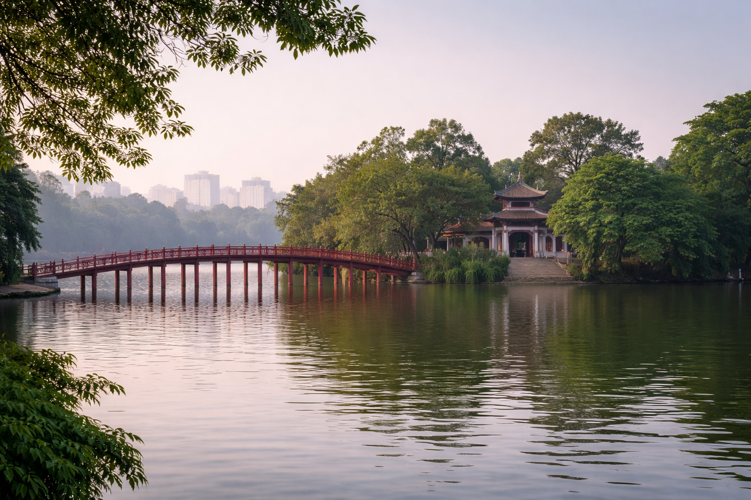 Hoan-Kiem-See in Hanoi mit der roten The-Huc-Brücke zum Ngoc-Son-Tempel